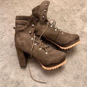 Chic Lace-Up Heeled Boots in Brown Suede